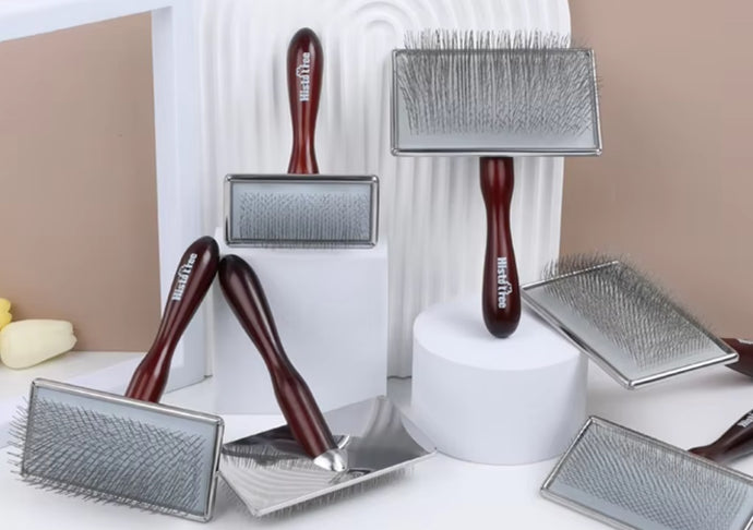 Professional Pet grooming Slicker Comb. Used by professional groomer. For cats and dogs